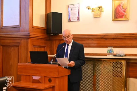 Przewodniczący Rady Powiatu Piotr Goraj przy mównicy