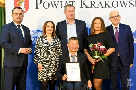 Rafał Szumiec ze starostą Wojciechem Pałką oraz radnymi Jarosławem Raźnym i Wojciechem Bosakiem