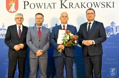 Stefan Nawrot ze starostą Wojciechem Pałką, członkiem Zarządu Tadeuszem Nabagło oraz radnym Konradem Szymachą