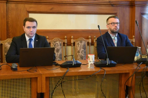 LX sesja Rady Powiatu w Krakowie - radni: Piotr Opalski i Konrad Szymacha