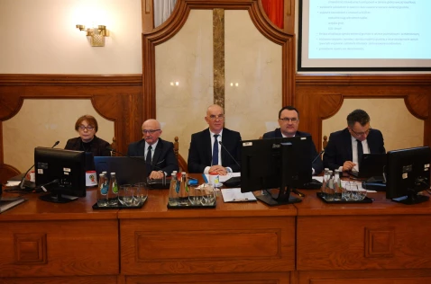 LXI sesja Rady Powiatu w Krakowie - starosta, wicestarosta i prezydium Rady za stołem prezydialnym