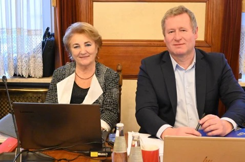 LXI sesja Rady Powiatu w Krakowie - radni: Janina Grela i Jarosław Raźny