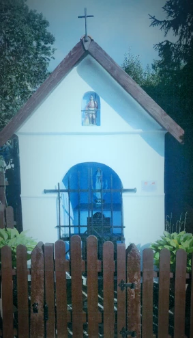 XIX wieczna domkowa murowana kapliczka w Żbiku